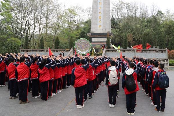 那些无法复刻的瞬间，轮椅男孩被高高举起，像余华举起了他的铁生